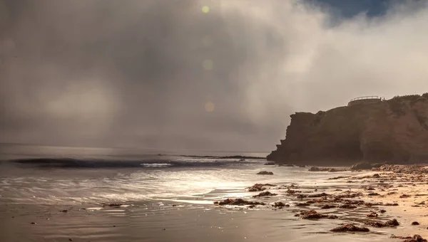 Fog drifts in over the ocean at Crystal Cove state beach — Stock Photo, Image