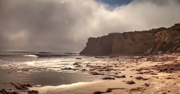 Nebbia deriva sopra l'oceano a Crystal Cove spiaggia di stato — Foto Stock