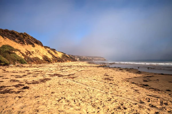 Fog drifts in over the ocean at Crystal Cove state beach — Stock Photo, Image