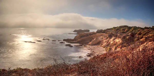 Ομίχλη παρασύρει σε πάνω από τον ωκεανό στο Crystal Cove κρατικής παραλίας — Φωτογραφία Αρχείου