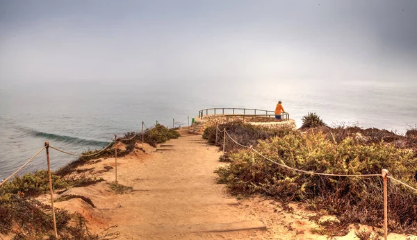 Uomo solitario si trova in una vista come Nebbia deriva sopra l'oceano a Cr — Foto Stock