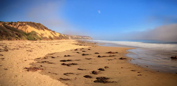 Moon in the sky as Fog drifts in over the ocean at Crystal Cove — Stock Photo, Image