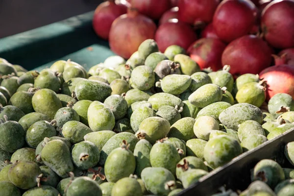 Γκουάβα ανανάς πράσινο σε ένα καλάθι που πωλούνται στην αγορά των αγροτών — Φωτογραφία Αρχείου