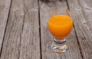 Taze sıkılmış portakal suyu açık bir cam