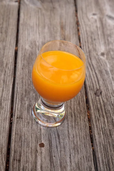 Frisch gepresster Orangensaft im klaren Glas — Stockfoto