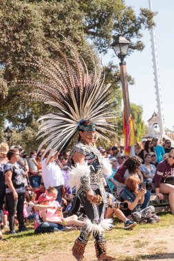 Aztek dansçıları Dia de los Muertos 'u kutladılar