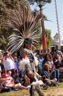 Aztek dansçıları Dia de los Muertos 'u kutladılar