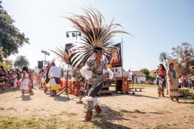 Aztek dansçıları Dia de los Muertos 'u kutladılar