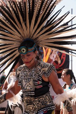 Aztek dansçıları Dia de los Muertos 'u kutladılar