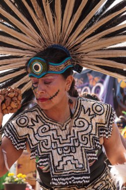 Aztek dansçıları Dia de los Muertos 'u kutladılar