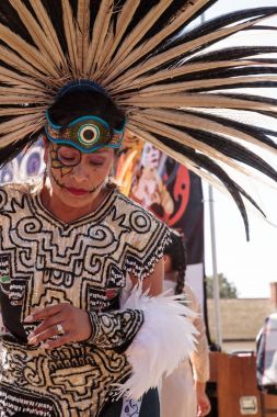 Aztek dansçıları Dia de los Muertos 'u kutladılar