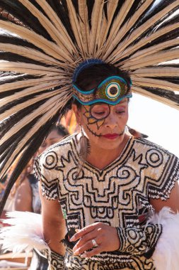 Aztek dansçıları Dia de los Muertos 'u kutladılar