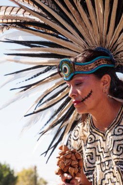 Aztek dansçıları Dia de los Muertos 'u kutladılar