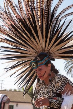 Aztek dansçıları Dia de los Muertos 'u kutladılar