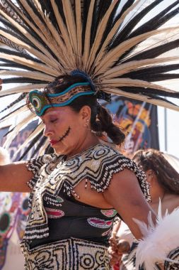 Aztek dansçıları Dia de los Muertos 'u kutladılar