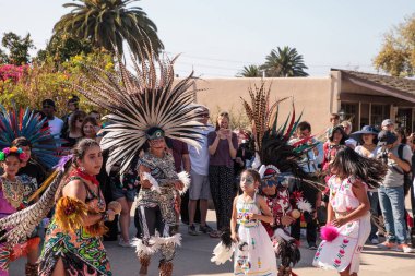 Aztek dansçıları Dia de los Muertos 'u kutladılar