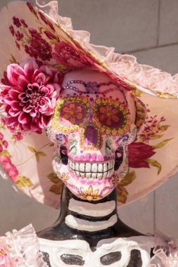 Çiçek ve iskelet Dia de los Muertos alter