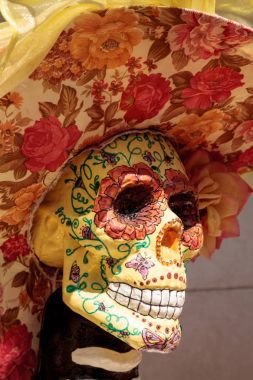 Çiçek ve iskelet Dia de los Muertos alter