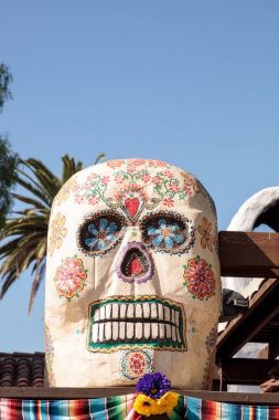 Çiçek ve iskelet Dia de los Muertos alter