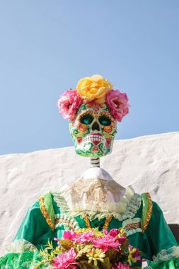 Çiçek ve iskelet Dia de los Muertos alter