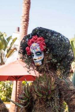 Çiçek ve iskelet Dia de los Muertos alter