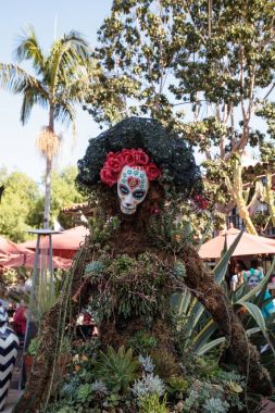 Çiçek ve iskelet Dia de los Muertos alter