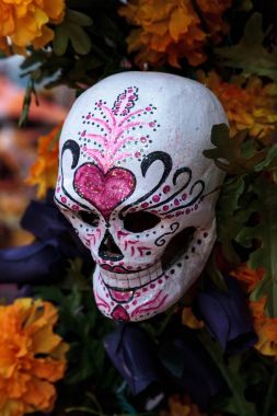 Çiçek ve iskelet Dia de los Muertos alter