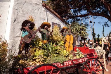 Çiçek ve iskelet Dia de los Muertos alter