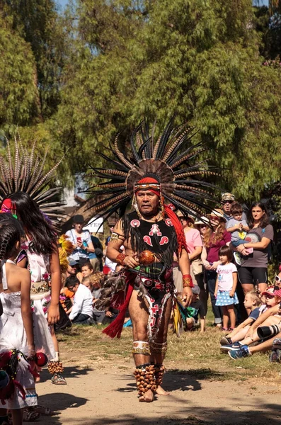 Bailarines aztecas celebran Dia de los Muertos — Foto de Stock