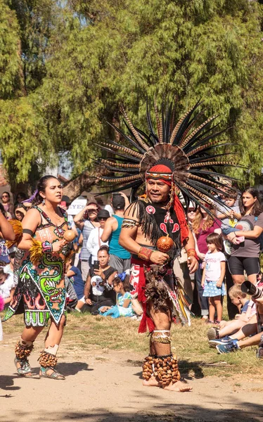 Aztekische Tänzer feiern Dia de los Muertos — Stockfoto