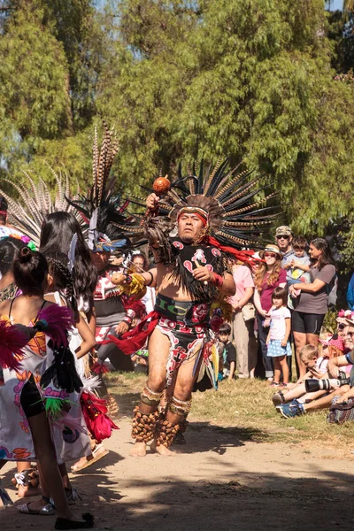 Bailarines aztecas celebran Dia de los Muertos — Foto de Stock