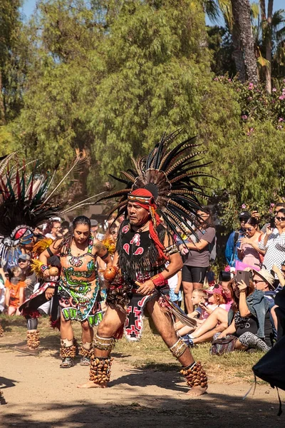 Bailarines aztecas celebran Dia de los Muertos — Foto de Stock