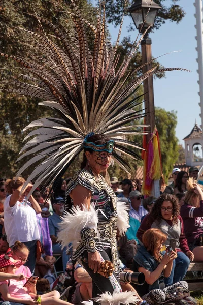 Bailarines aztecas celebran Dia de los Muertos — Foto de Stock