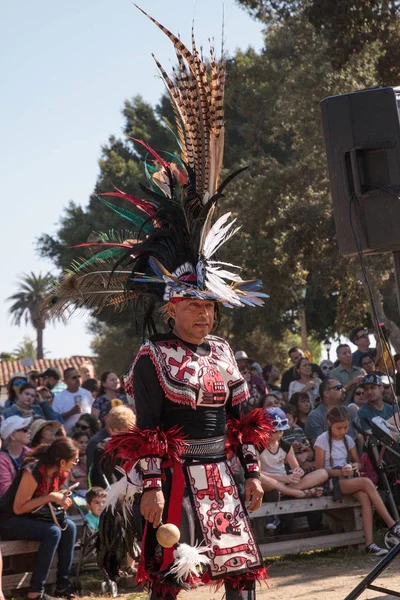 Bailarines aztecas celebran Dia de los Muertos — Foto de Stock