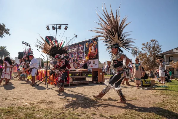 Bailarines aztecas celebran Dia de los Muertos — Foto de Stock