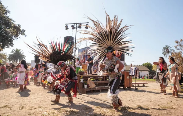 Aztekische Tänzer feiern Dia de los Muertos — Stockfoto