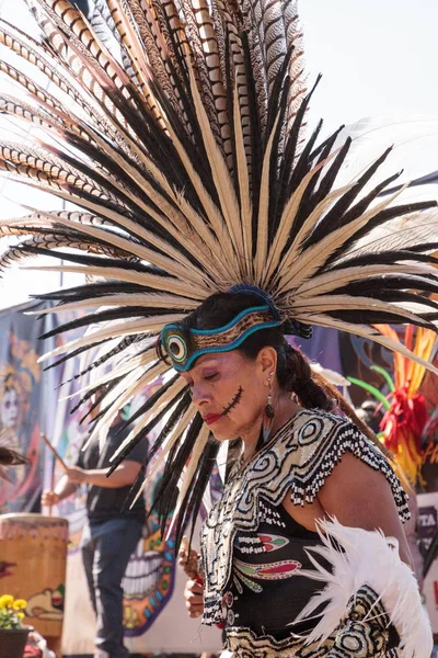 Ацтекские танцоры празднуют Dia de los Muertos — стоковое фото