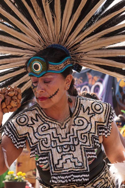 Aztek dansçıları Dia de los Muertos 'u kutladılar