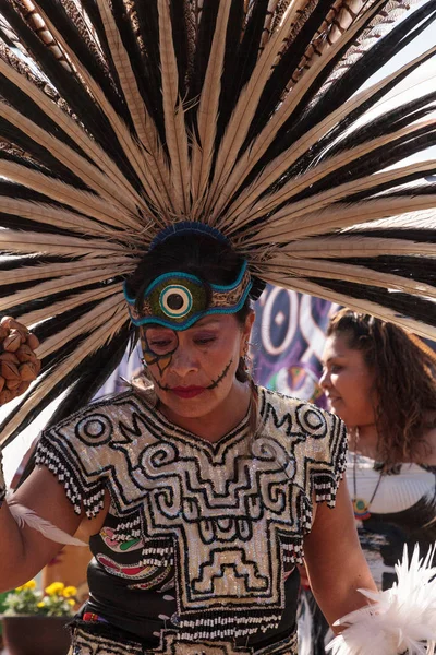 Aztekische Tänzer feiern Dia de los Muertos — Stockfoto