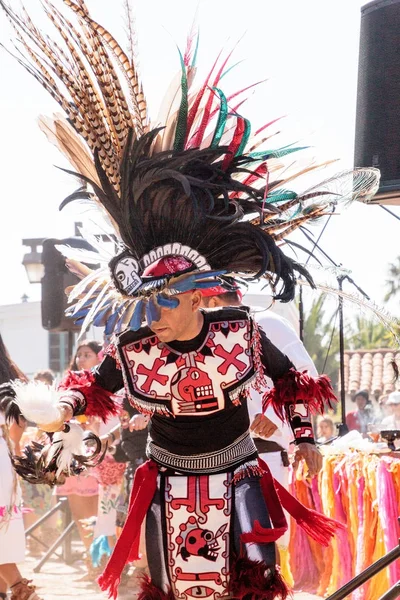 Bailarines aztecas celebran Dia de los Muertos — Foto de Stock