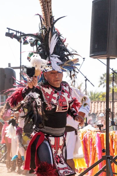 Bailarines aztecas celebran Dia de los Muertos — Foto de Stock