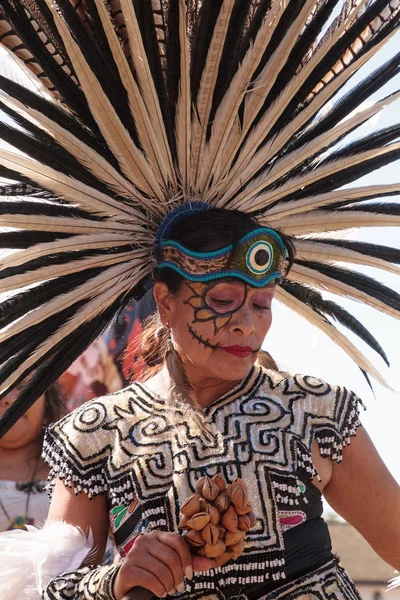 Aztek dansçıları Dia de los Muertos 'u kutladılar