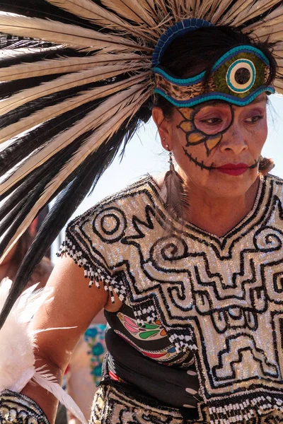 アステカのダンサーはDia de los Muertosを祝う — ストック写真