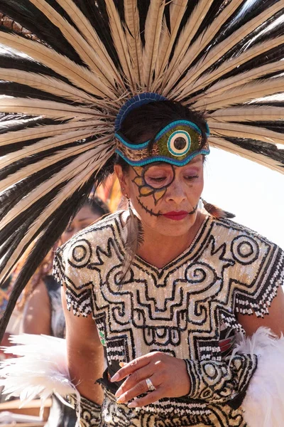 Bailarines aztecas celebran Dia de los Muertos — Foto de Stock