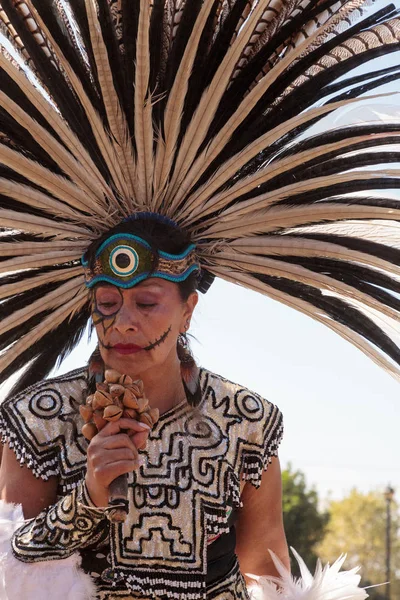 Aztek dansçıları Dia de los Muertos 'u kutladılar