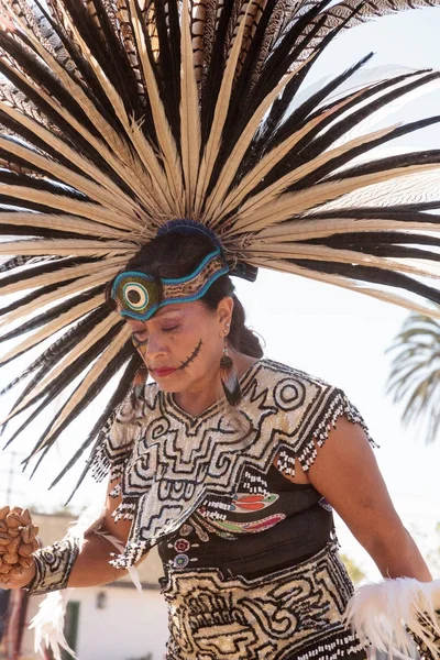 アステカのダンサーはDia de los Muertosを祝う — ストック写真