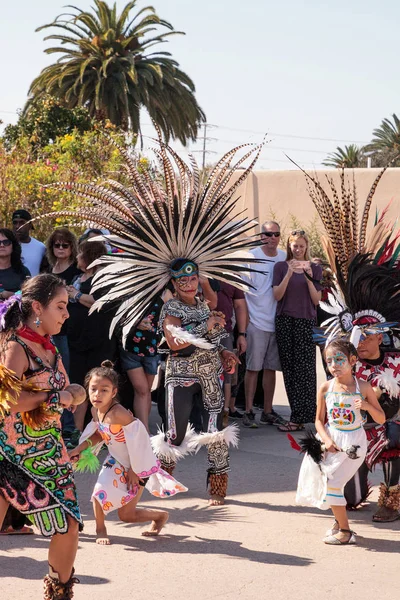 Aztekische Tänzer feiern Dia de los Muertos — Stockfoto