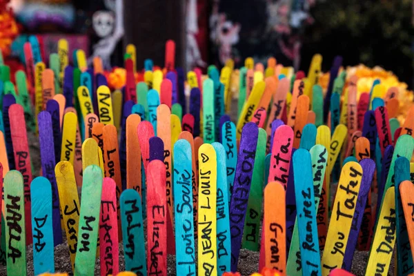 Gekleurde popsicle stick achtergrond met namen op hen geschreven — Stockfoto