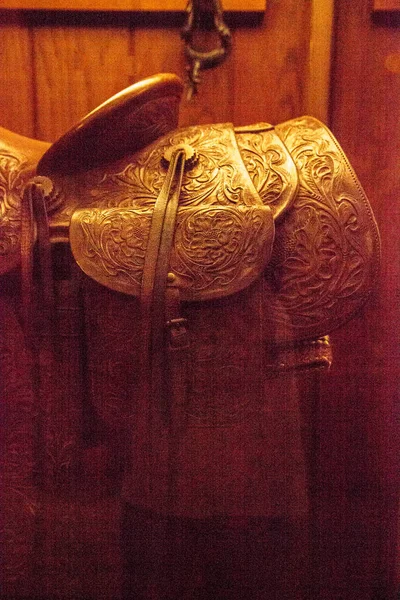 Cuerno en una silla de montar occidental con herramientas de cuero de lujo — Foto de Stock