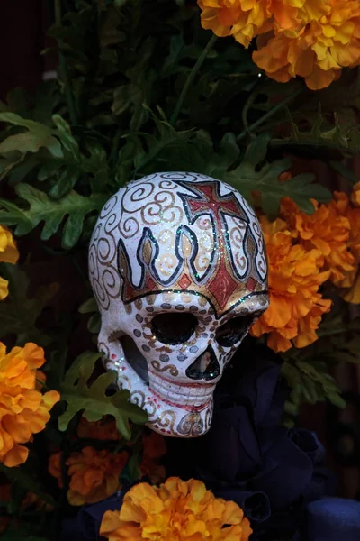 Цветы и скелет в Dia de los Muertos — стоковое фото